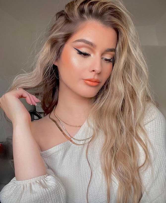 Blossom Floral Blush & Highlighter From Manna Kadar Cosmetics